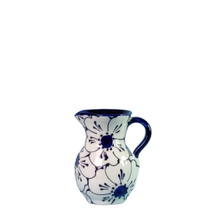 Mælkekande. Ø = 7,5 cm, H = 11 cm.Hvid bundfarve, blå glasur i store flotte sammenhængende blomster. Spansk keramik. Farverig keramik.