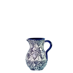 Mælkekande. Ø = 7,5 cm, H = 11 cm.Hvid bundfarve, blå glasurperler. Et ensartet og maskulint mønster. Spansk keramik. Farverig keramik.