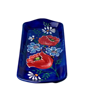 Aflangt fad. L = 35,5 cm, B = 13 cm. Blå bund med valmuer, kornblomster og margeritter i motivet. Spansk keramik. Farverig keramik.