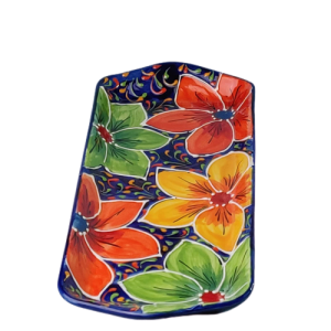 Aflangt fad. L = 35,5 cm, Blå bundfarve med orange, gule og grønne blomster. Ligner liljer. Spansk keramik. Farverig keramik. B = 13 cm.