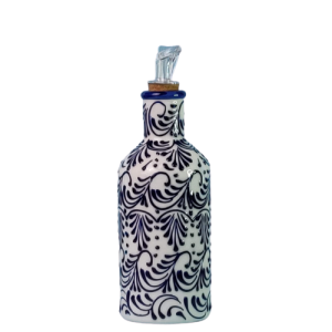 Olieflaske med skænkeprop. Vol. 325 ml. Hvid bundfarve, blå glasurperler. Et ensartet og maskulint mønster. Spansk keramik. Farverig keramik.
