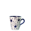 Konisk krus. Volumen 375 ml. Hvid bundfarve, blå glasur i store flotte sammenhængende blomster. Spansk keramik. Farverig keramik.