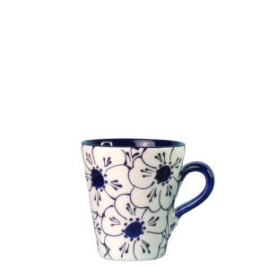 Konisk krus. Volumen 375 ml. Hvid bundfarve, blå glasur i store flotte sammenhængende blomster. Spansk keramik. Farverig keramik.
