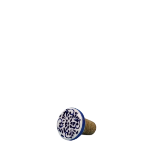 Flaskeprop. Ø = 4 cm. Korkhals. Hvid bundfarve, blå glasurperler. Et ensartet og maskulint mønster. Spansk keramik. Farverig keramik.