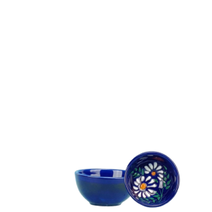 Skål. Ø = 7,5 cm. Vol. 75 ml. Spansk keramik med store blå blomster, grønne blade og hvid bund. Spansk keramik. Farverig keramik.