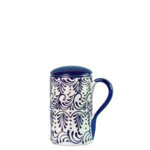 Krus med si og låg. Volumen 275 ml. Hvid bundfarve, blå glasurperler. Et ensartet og maskulint mønster. Spansk keramik. Farverig keramik.