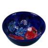 Skål. Ø = 26 cm. Vol. 3000 ml. Blå bund med valmuer, kornblomster og margeritter i motivet. Spansk keramik. Farverig keramik.