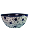 Skål. Ø = 26 cm. Vol. 3000 ml. Hvid bundfarve, blå glasur i store flotte sammenhængende blomster. Spansk keramik. Farverig keramik.