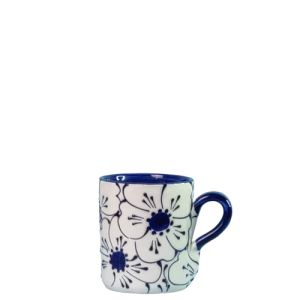 Traditionelt krus. Volumen 275 ml. Hvid bundfarve, blå glasur i store flotte sammenhængende blomster. Spansk keramik. Farverig keramik.