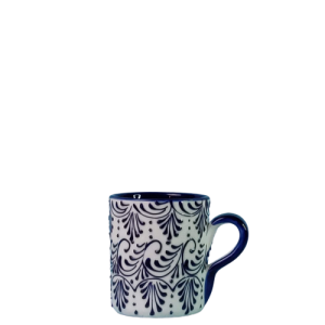 Traditionelt krus. Volumen 275 ml. Hvid bundfarve, blå glasurperler. Et ensartet og maskulint mønster. Spansk keramik. Farverig keramik.