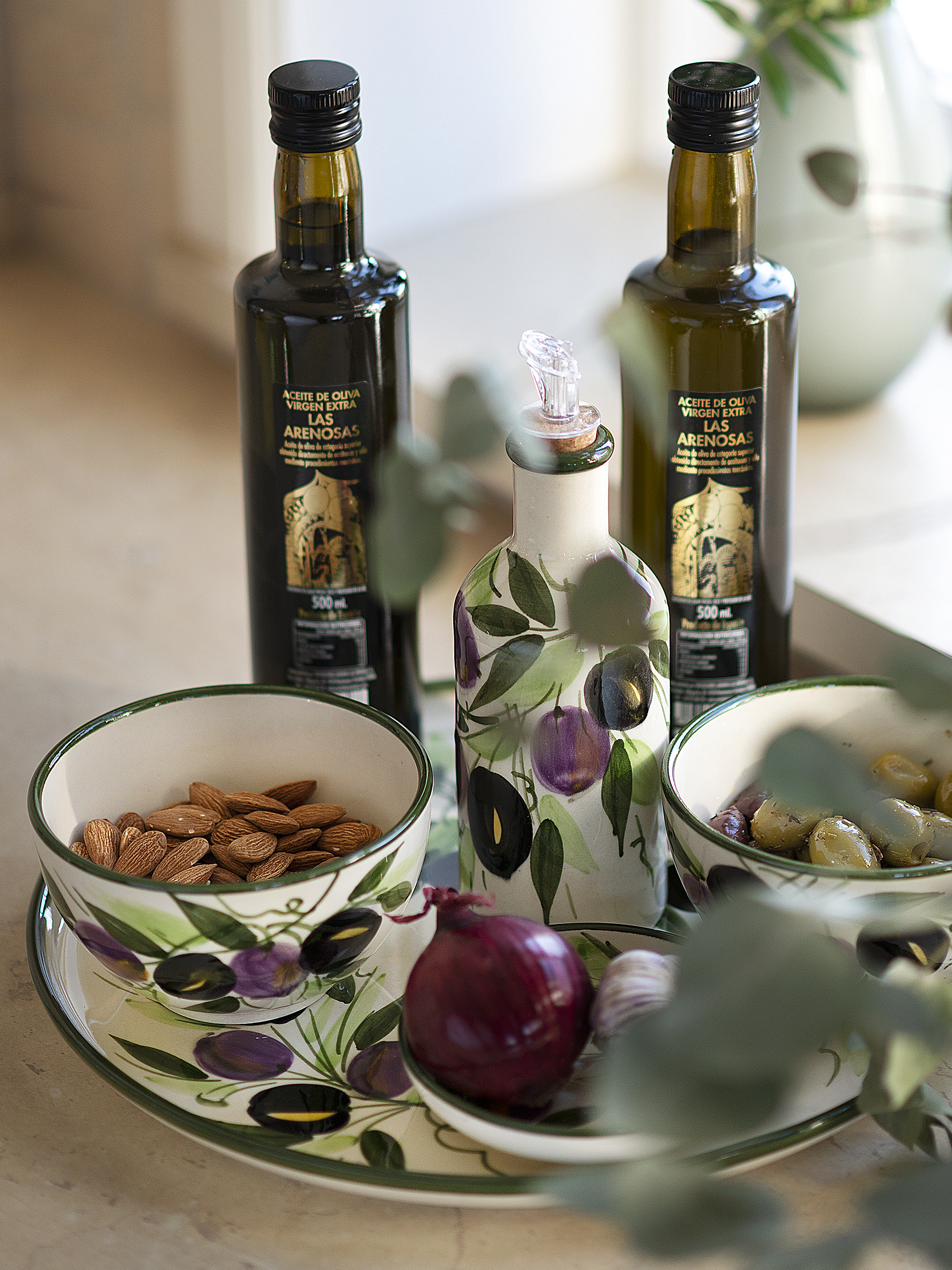 Casa Jada øvrig keramik med ekstra jomfru olivenolie, fad, skåle og olivenflaske