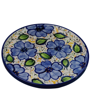 Rundt fad med kant. Ø = 28 cm. Spansk keramik med store blå blomster, grønne blade og hvid bund. Spansk keramik. Farverig keramik.
