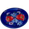 Rundt fad med kant. Ø = 28 cm. Blå bund med valmuer, kornblomster og margeritter i motivet. Spansk keramik. Farverig keramik.
