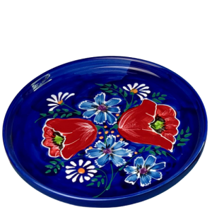 Rundt fad med kant. Ø = 28 cm. Blå bund med valmuer, kornblomster og margeritter i motivet. Spansk keramik. Farverig keramik.