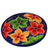 Rundt fad med kant. Ø = 28 cm. Blå bundfarve med orange, gule og grønne blomster. Ligner liljer. Spansk keramik. Farverig keramik.