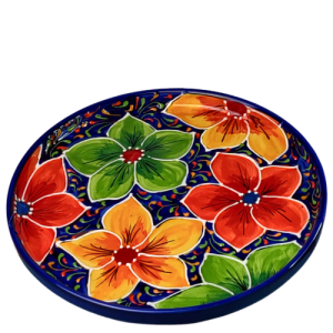 Rundt fad med kant. Ø = 28 cm. Blå bundfarve med orange, gule og grønne blomster. Ligner liljer. Spansk keramik. Farverig keramik.