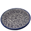 Rundt fad med kant. Ø = 28 cm. Hvid bundfarve, blå glasur i store flotte sammenhængende blomster. Spansk keramik. Farverig keramik.
