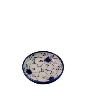 Skål. Ø = 12,5 cm. Vol. 150 ml. Hvid bundfarve, blå glasur i store flotte sammenhængende blomster. Spansk keramik. Farverig keramik.