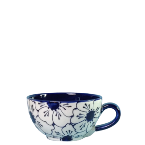 Suppekop. Volumen 500 ml. Hvid bundfarve, blå glasur i store flotte sammenhængende blomster. Spansk keramik. Farverig keramik.