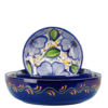 Skålesæt. 15 cm + 18 cm + 23 cm. Blå bund med valmuer, kornblomster og margeritter i motivet. Spansk keramik. Farverig keramik.