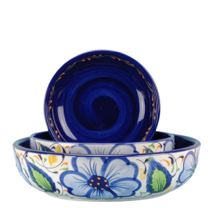 Skålesæt. 15 cm + 18 cm + 23 cm. Spansk keramik med store blå blomster, grønne blade og hvid bund. Spansk keramik. Farverig keramik.