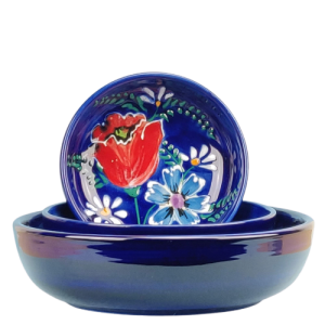 Skålesæt. 15 cm + 18 cm + 23 cm. Blå bund med valmuer, kornblomster og margeritter i motivet. Spansk keramik. Farverig keramik.