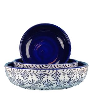 Skålesæt. 15 cm + 18 cm + 23 cm. Hvid bundfarve, blå glasurperler. Et ensartet og maskulint mønster. Spansk keramik. Farverig keramik.