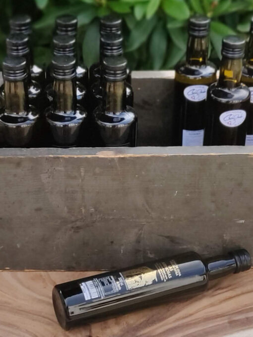 Ekstra Jomfru Olivenolie i kasse. 1 flaske jomfru olivenolie ligger foran. Casa Jada