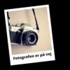 Billede af et billede af et kamera med tekst om at fotografen er på vej indtil der kommer spansk keramik på siden