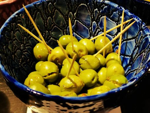 Chupadedos oliven i blå skål i relief serien