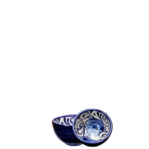 Skål 7.5 cm i serien Bailando men en blå fisk i indvendig dekoration. Håndmalet og håndlavet spanske keramik. Farverig keramik