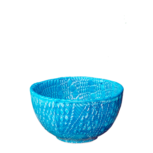 Skål 13,5 cm i diameter. Grov struktur i ensfarvet keramik. Håndlavet og håndmalet. Farverig keramik.